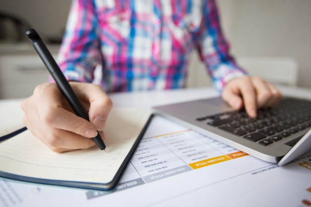 Freelance differs from other businesses in that it gives its owner more freedom, whether when it comes to the flexibility to choose the place and timing of work or even by getting rid of job pressure and instructions of managers.